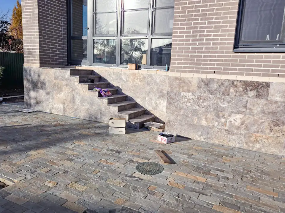 брусчатка из серо-зелёного златолита для мощения в наличии от производителя